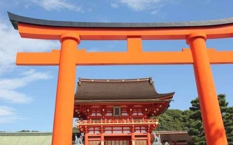 This tour covers 3 must-see scenic spots in Kyoto. Fushimi Inari-Shrine,Nanzenji-temple and Eikando-
