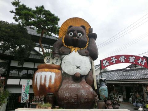 Pottery Village Mashiko (Hamada Shoji's ware) Museum, Cafe and Laughing King of Hell Statue.