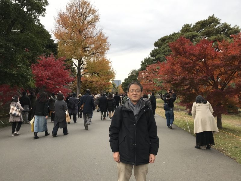 Kanagawa Private Tour - The Imperial Palace with red and yellow leaves.