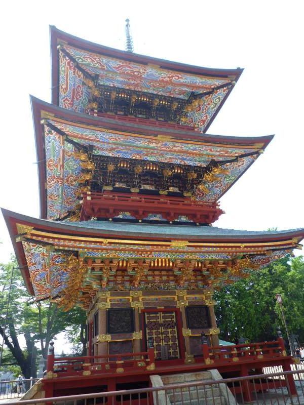 Tokyo Private Tour - dreistoeckige Pagode.  Ein buddhistischer Turm ist mit ungerade Zahl-Daecher, weil eine ungerade Zahl als glueckverheissend gilt.