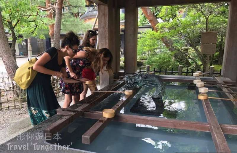 Gifu Private Tour - Purification before entering the shrine