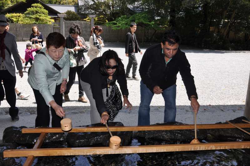 Nagoya Private Tour - Proceeding ritual purification before worshipping at Ise Grand Shinto Shrine in Mie prefecture.