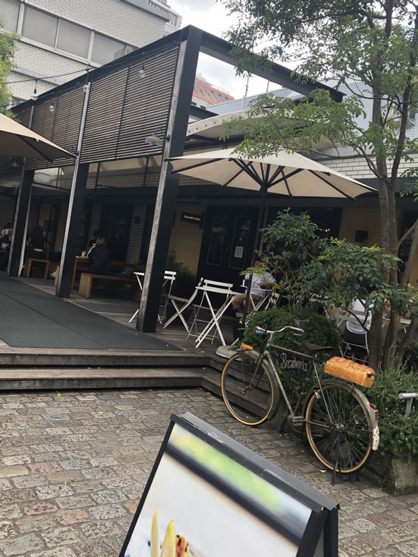 Tokyo Private Tour - 在青山喝咖啡。Cafe at Omotesando.