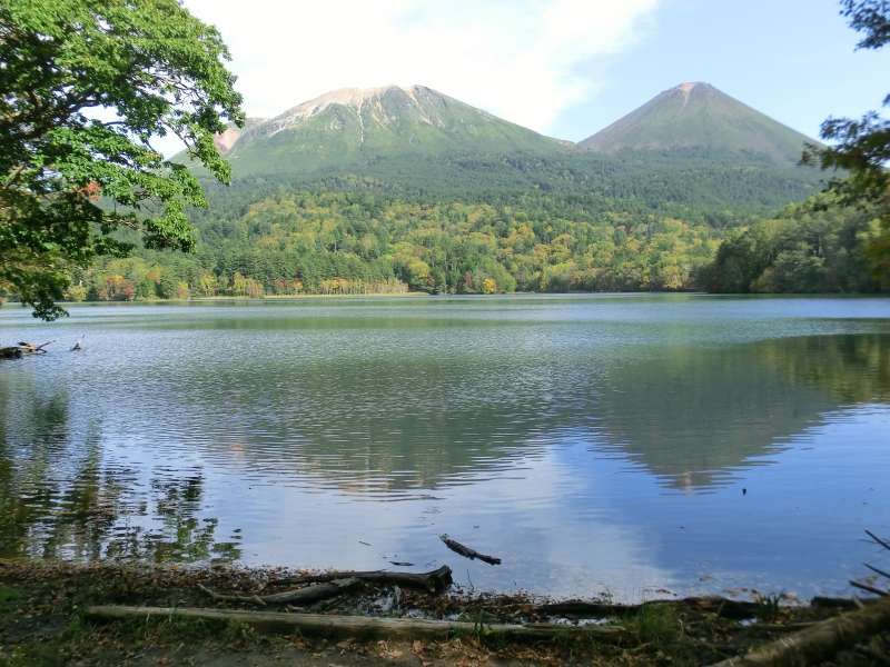 Shiretoko / Abashiri Private Tour - Mt.Meakan, which is said to be one of the best 100 mountains in Japan, is reflected on the Lake 'Onneto'. This is one of the most beautiful spots in Akan Mashu Naitonal Park.