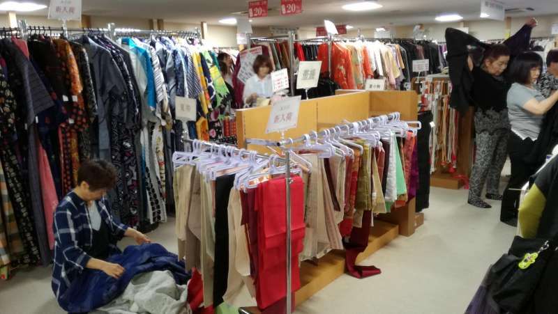 Aichi Private Tour - Kimono second hand shop in Osu.