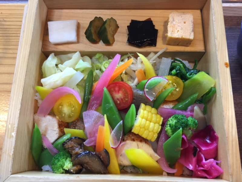 Oita Private Tour - This is a lunch at a restaurant in Yufuin. It is so colorful and fresh. Choose either fish or meat ingredients under the vegetables.