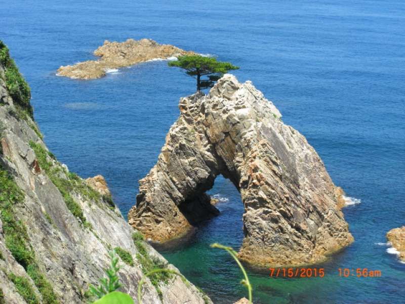 Tottori Private Tour - Sengan Matsushima, Uradome sea coast in Tottori. 
This island with a cave is an iconic landmark of San-in Kaigan Geopark.