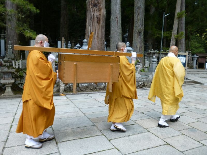 Wakayama Private Tour - Meals are ritually offered to Kobo Daishi at the Okunoin mausoleum twice a day..
Guests may see the "Shojingu" food offering rituals at 6:00 am and 10:30 am.
