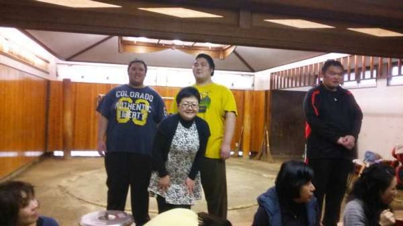 Kanagawa Private Tour - Con los luchadores de Sumo después de entrenamiento