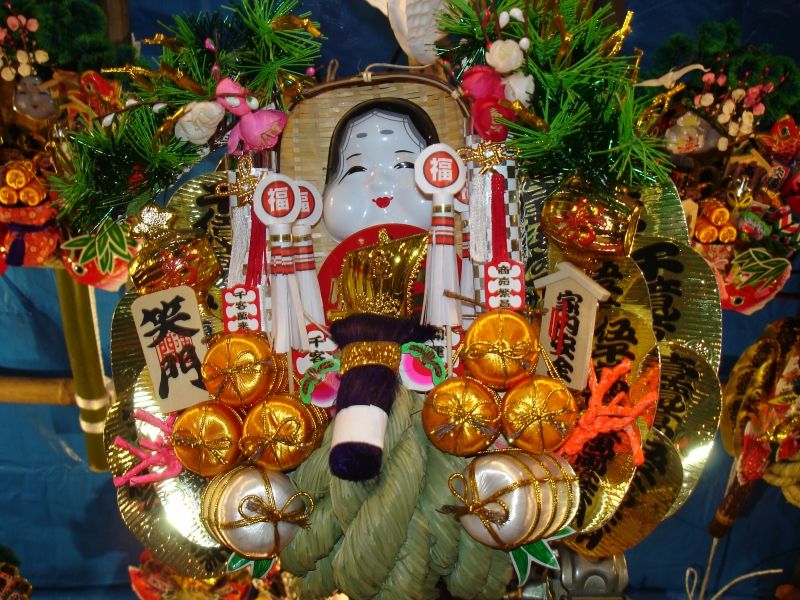 Yokohama Private Tour - This is a kind of good luck bringers,which appers at a dedicated big sized shrines only at the end of every year.this good luck means that once you get it, it will gather maney and money like gathering  falling leaves AS A RAKE. 这是在日本年底由做买卖的人祈望明年也可能过幸福的日子而买下来的吉祥物，叫做‘Kumade 熊手’。您可能在东京江户博物馆看到日本最大的‘熊手’。从熊手的形状可知道，买卖人都希望用大熊的手掌来抓住‘很多，很大的买单’。