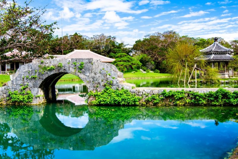 Okinawa Main Island Private Tour - Shikinaen / People can enjoy mixed Chinese,Japanese,and Ryukyuan land scape garden also characteresticof wooden building.