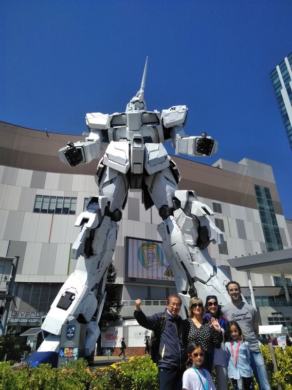 Tokyo Private Tour - En "ODAIBA". ¡Vengan a Japón y miren a este robot gigante " Gundam " por sus propios ojos!