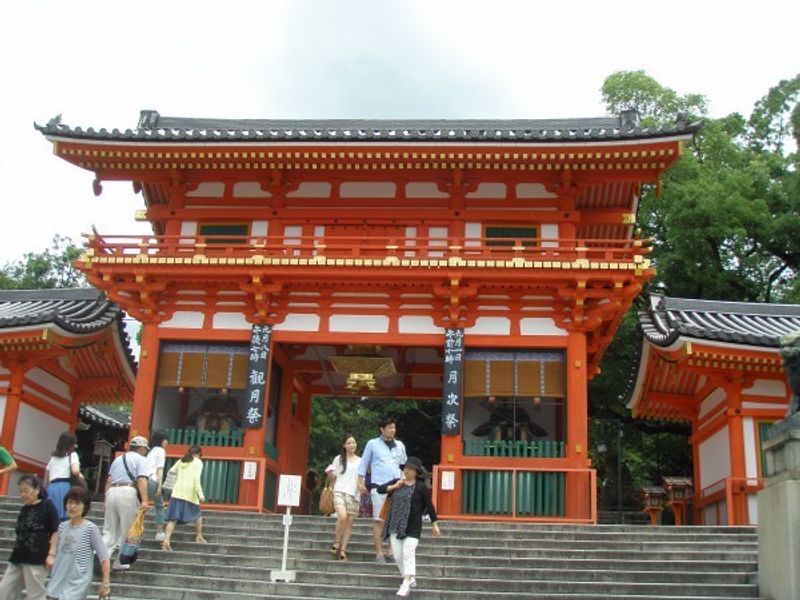 Kyoto Private Tour - Yasaka shrine is dedicated to the worship of Susanoo no Mikoto who is thought to protect people from evil and bring success in business.Enter through the torii shrine gate, purify yourself at the washbasin, and then bow twice, clap twice and bow once more. In front of the outer shrine, slightly bow your head, make a monetary offering and the ring the bell. 