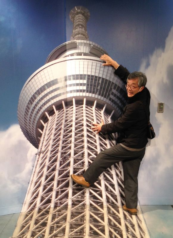 Saitama Private Tour - Tokyo Skytree
Look at the Skytree Tower!!  The King Kong is enjoying the broad panorama of Tokyo from the observatory deck.
Tokyo Skytree is one of the most popular sightseeing spots in Tokyo. It is located about 1 km east of Asakusa, a town filled with the atmosphere of a Shitamacahi (traditional shopping, entertainment and residential districts of Tokyo) and about 2 km 
northeast of Ryogoku, a town famous for sumo wrestling. The free-standing steel tower is a broadcasting transmitter and has a height of 634 meters.