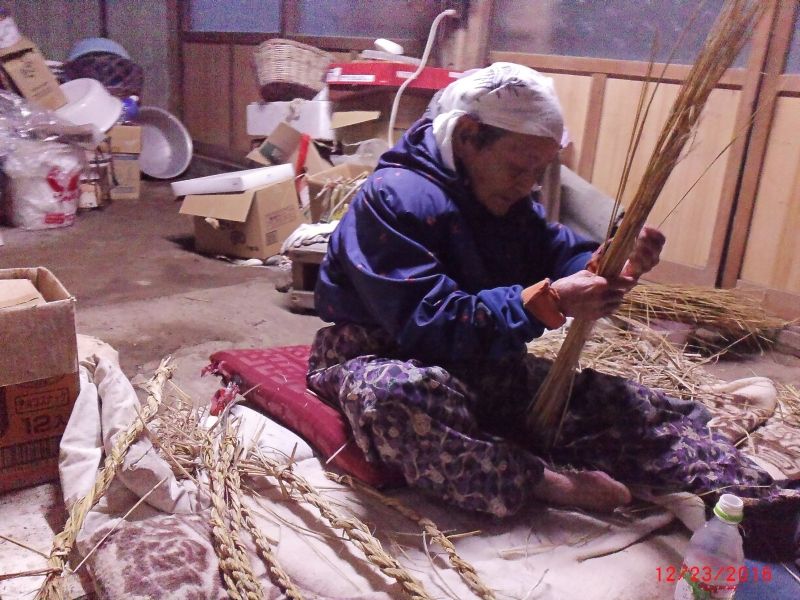 Mount Koya Private Tour - traditional practice before New year coming / My mother is making new year's decorarion,SHIMENAWA