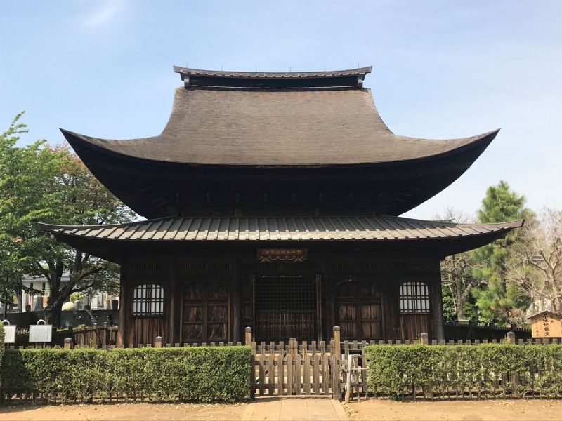 Tokyo Private Tour - This temple, Shofuku-ji, is the first building designated as a national treasure in Tokyo.  It was built in the Zen temple style in the Muromachi period.  Its roof is beautifully curved.  Being in the suburbs it has not many visitors now, but you will find it quite a treasure.