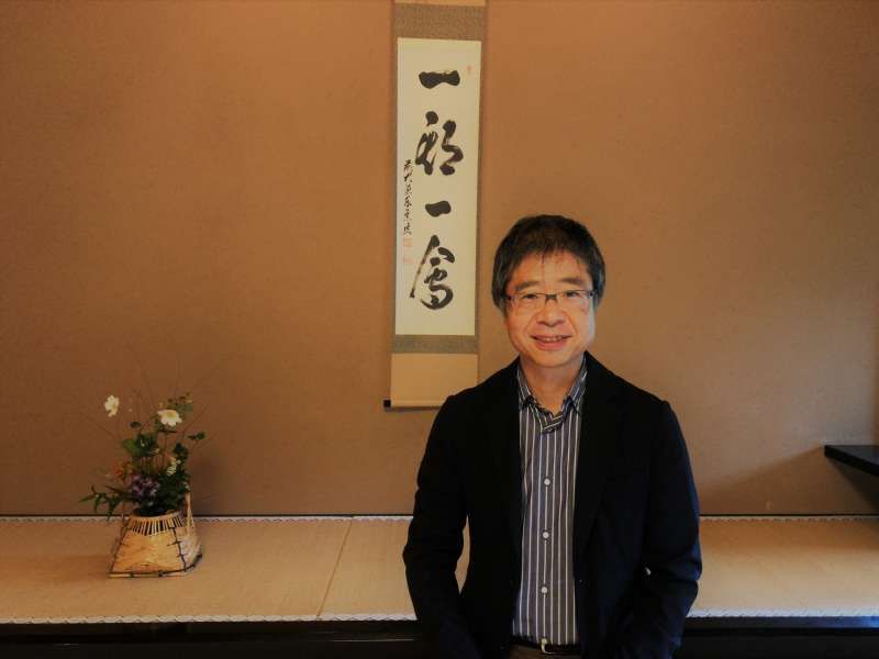 Yokohama Private Tour - At a tea ceremony. The hanging scroll says treasure every encounter once in your lifetime. 