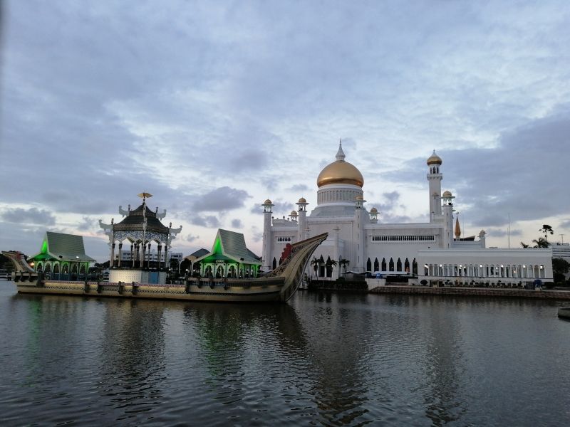 Brunei and Muara Private Tour - Omar Ali Saifuddien Mosque
- Located strategically at the heart of the capital city Bandar Seri Begawan. 60 years old Golden Dome mosque as a symbol of strong Islamic faith in Brunei Darussalam