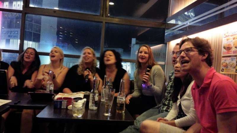 Kanagawa Private Tour - Singing girls in Karaoke bar in Kurashiki in 2016.