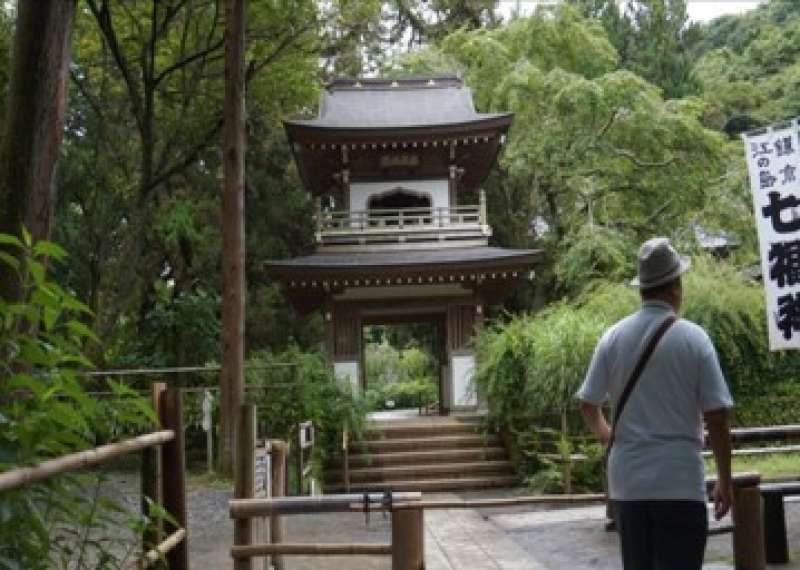 Kanagawa Private Tour - Les Zendera offriront un repos sprituel profond et quelques moments d’oubli aux citadins. En direction du nord de Kamakura, on voit le temple Jôchi-ji fondé en 1283, considéré comme le plus beau des temples de cette ancienne ville.