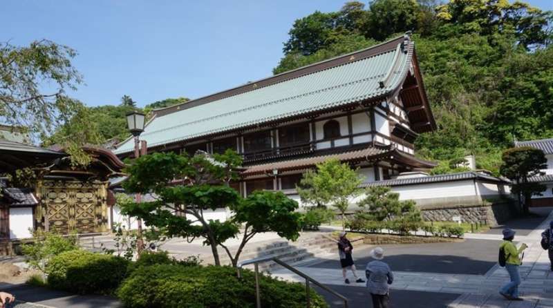 Kanagawa Private Tour - Kenchô-ji, temple de la branche « Zendera » fondé en 1253 comme le premier à l’époque de Kamakura. C’est le plus important des 5 grands temples Zendera à Kamakura. On peut admirer la grande porte « San-Mon », la cloche » Bonshô », le sanctuaire «  Hon-dô », un jardin fait à la manière Zen.
