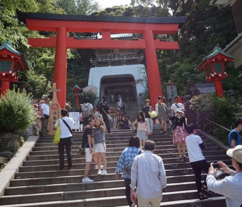 Kanagawa Private Tour - C’est une allée principale qui mène au temple shintoique d’Enoshima , très animés par les visiteurs japonais comme étrangers.
