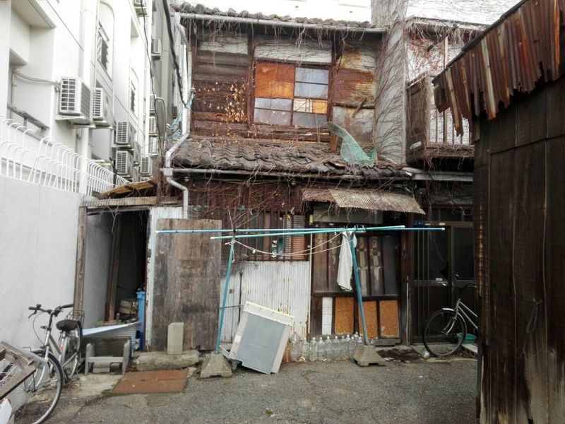 Osaka Private Tour - Abandoned houses district..in the city!!