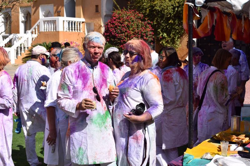 Himachal Pradesh Private Tour - Tourists celebrate Holi festival at Jaipur