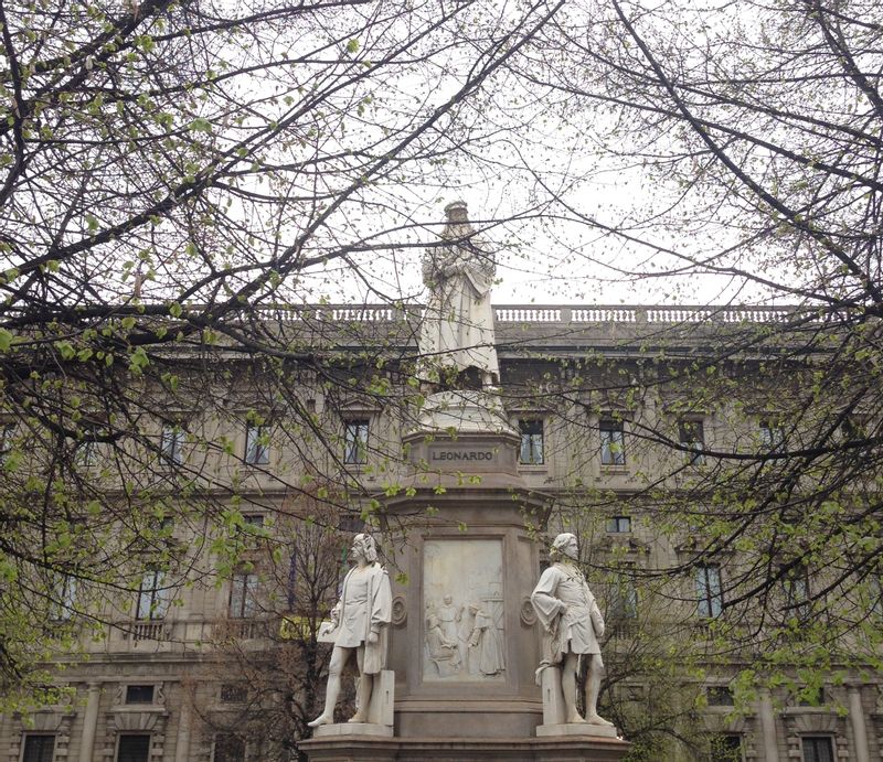 Lombardy Private Tour - Leonardo statue in piazza Scala