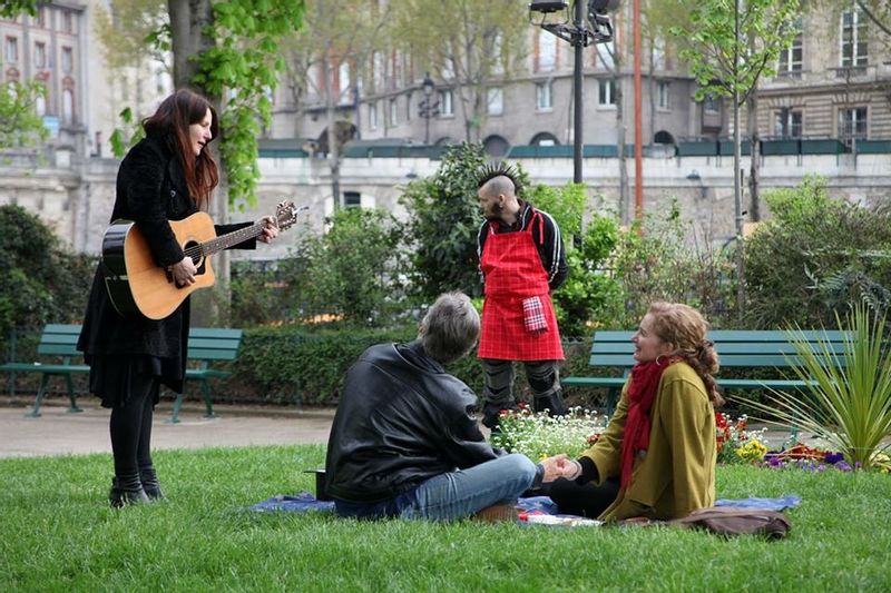 Paris Private Tour - Romantic collation tour with a private performance from the singer Mary Zoo.