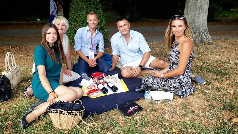 Ile-de-France Private Tour - Picnic with the guide and our guests in gardens of Versailles Castle.  