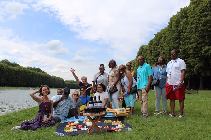 Ile-de-France Private Tour - Customized picnic or our guests in the gardens of Versailles