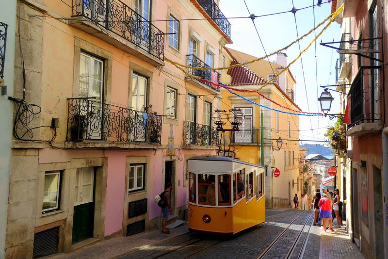 Lisbon Private Tour - Beautiful old town 