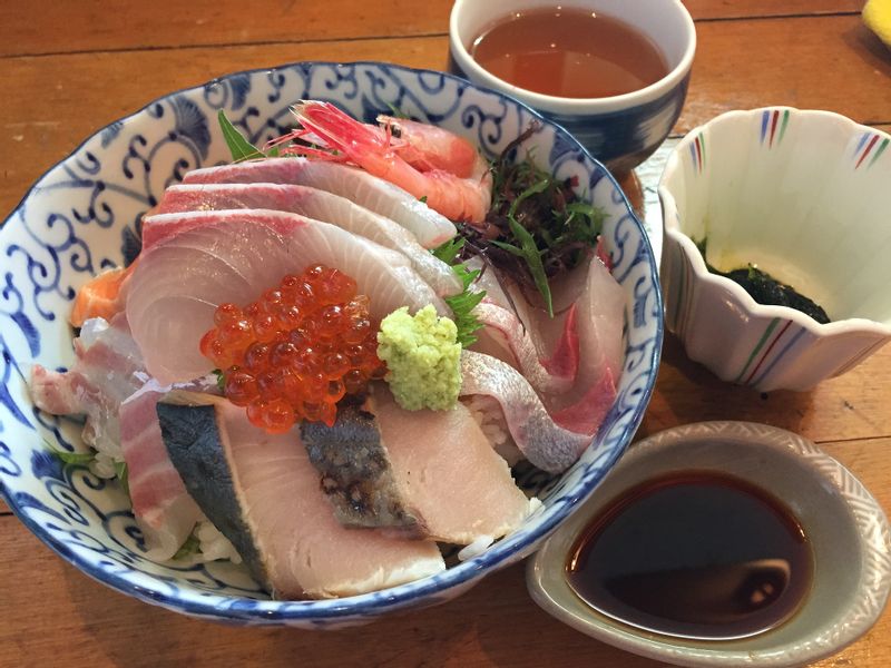 Lome Private Tour - Boul style Sushi (donbri) is available from early morning in Tsukiji Outer Market.