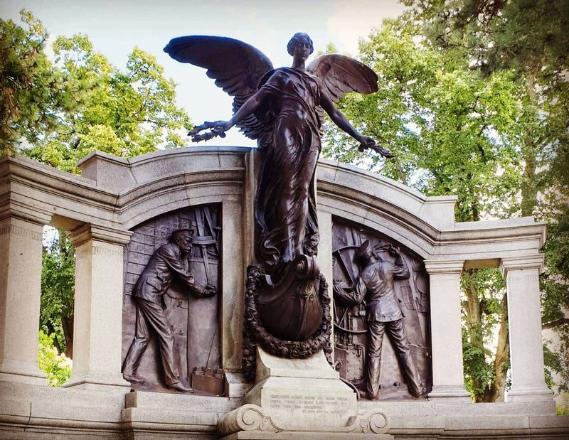 Southampton Private Tour - The Titanic Engineers' Memorial, Southampton