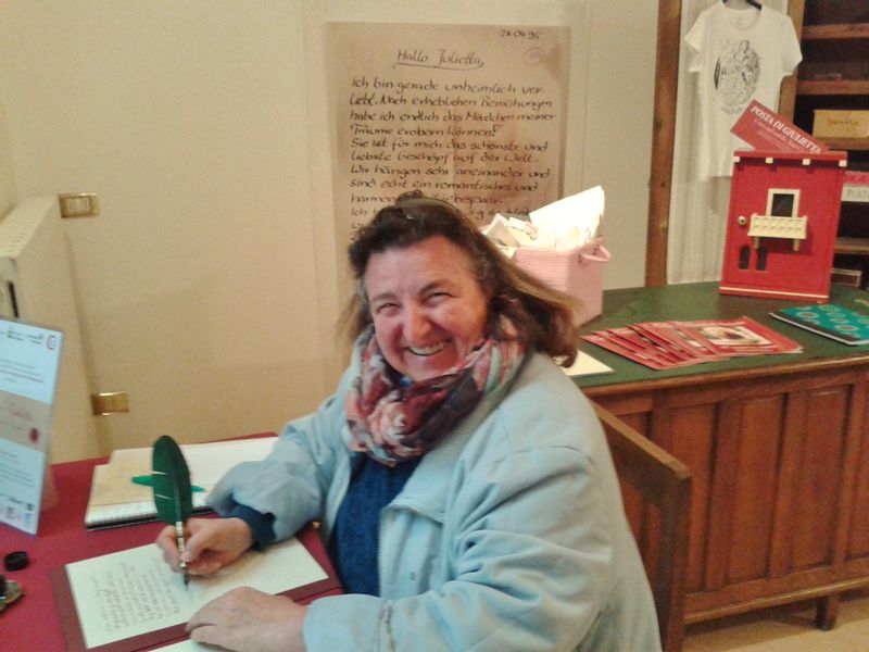 Verona Private Tour - Writing a letter to Juliet ...