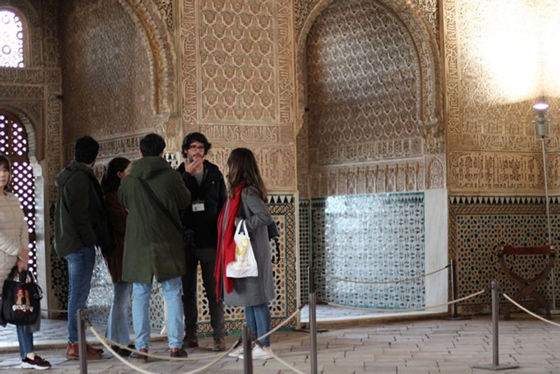 Granada Private Tour - Manu explaining the Comares tower to a group