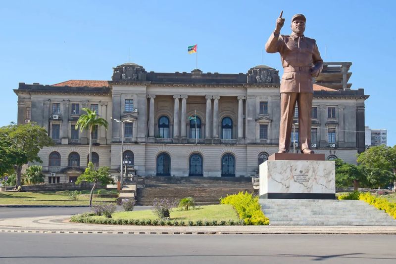 Maputo Private Tour - Municipal Council building and Samora's statue