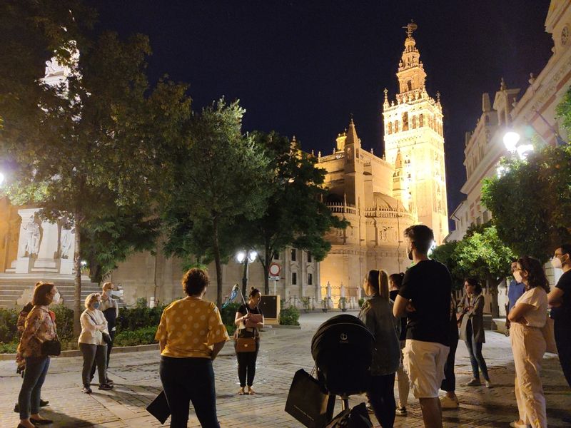 Andalucia Private Tour - Guiding a wonderful group in the UNESCO area of Sevilla. The Giralda Tower is situated behind me.