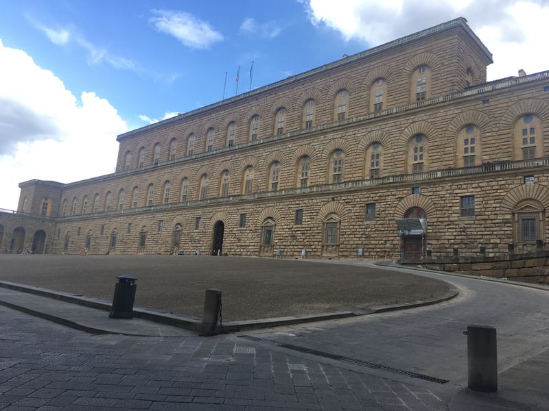 Florence Private Tour - The imposing Palazzo Pitti