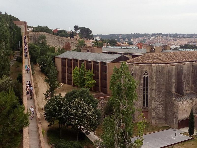 Girona Private Tour - City wall and University