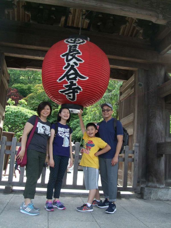 Kanagawa Private Tour - In front of the gate of Hase temple