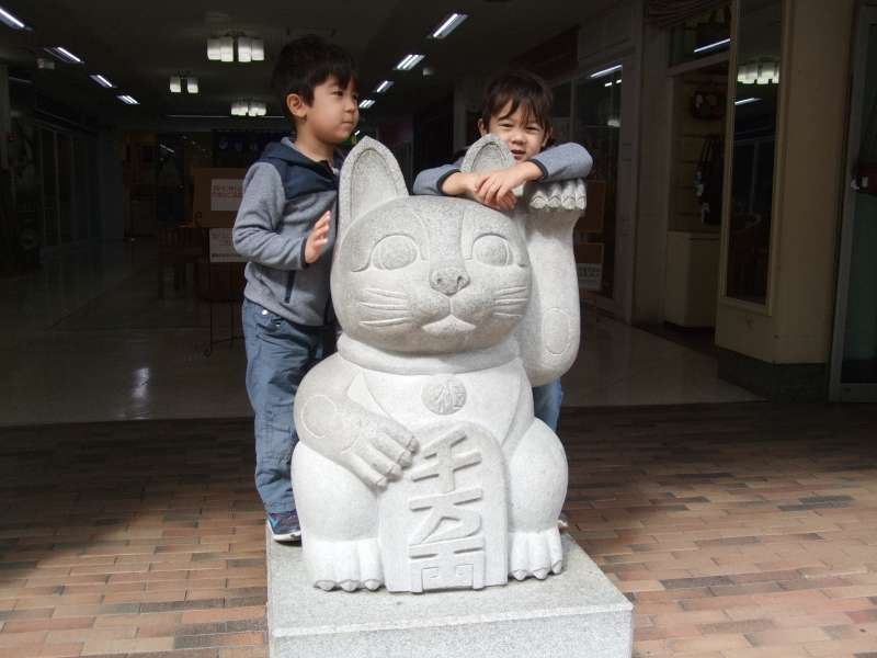 Kanagawa Private Tour - A little bit taller than the beckoning cat!