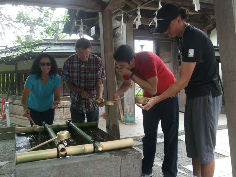 Kanagawa Private Tour - Purification at a hand-washing basin at Egara Tenjin Shrine