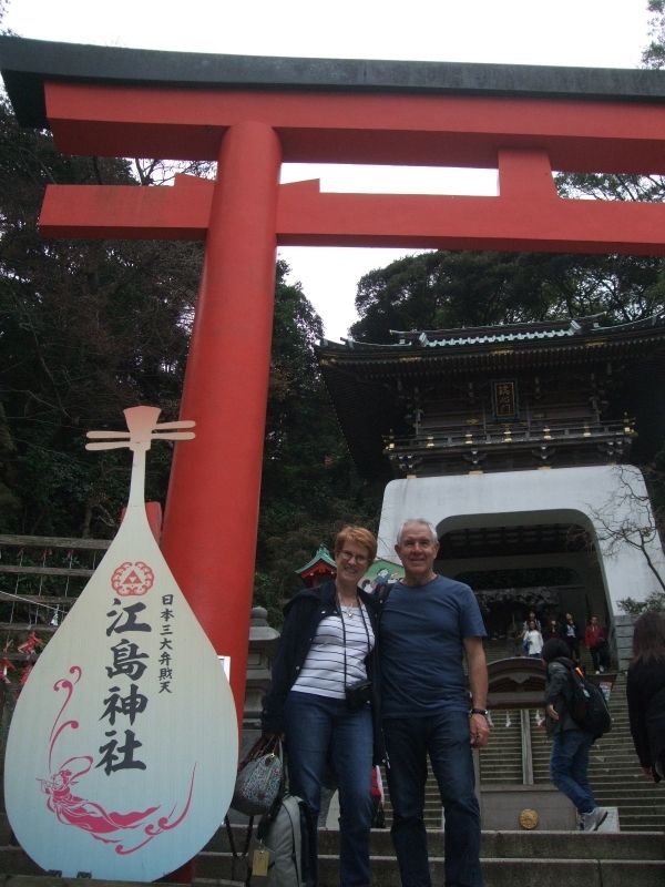 Kanagawa Private Tour - At the big torii gate of Enoshima Shrine