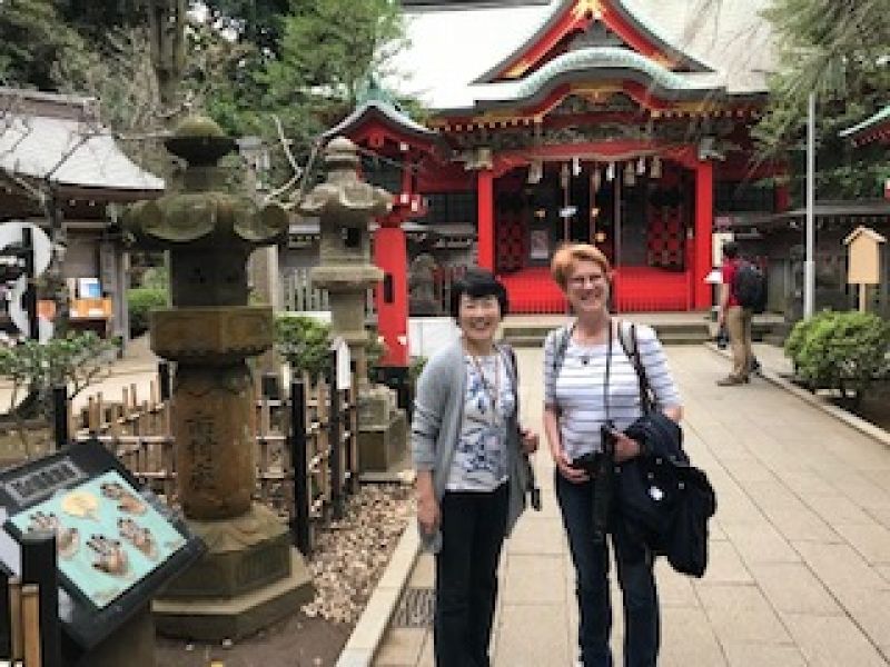 Kanagawa Private Tour - Those stone lanterns were donated by kabuki acters in the Edo period.