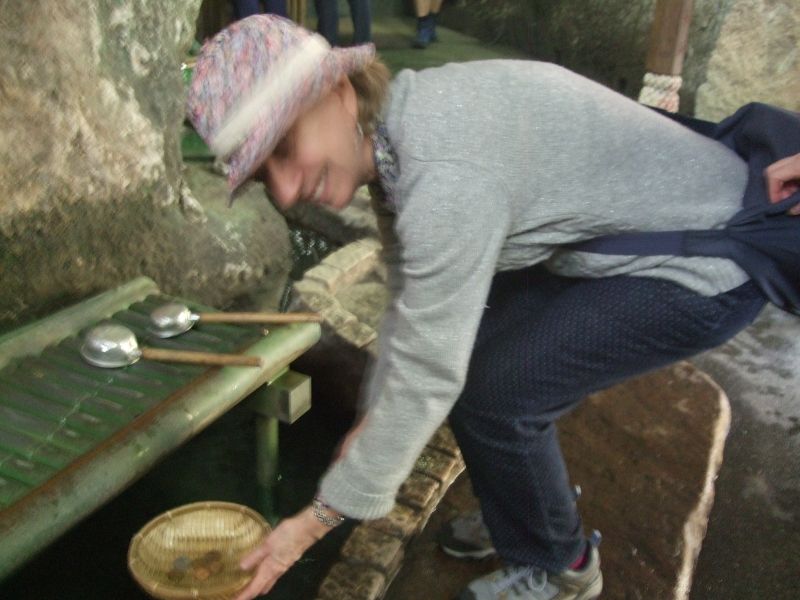 Kanagawa Private Tour - Washing and purifying coins with the fountain water at Zeniarai-Benten