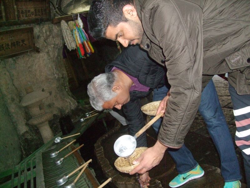 Kanagawa Private Tour - At Zeni-arai (money-washing) Benten.
Purifying coins in the basket with the sacred spring water