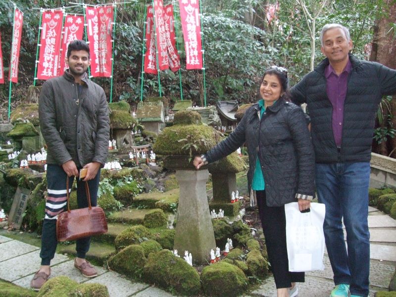 Kanagawa Private Tour - With those countless small fox statues at Sasuke Inari Shrine