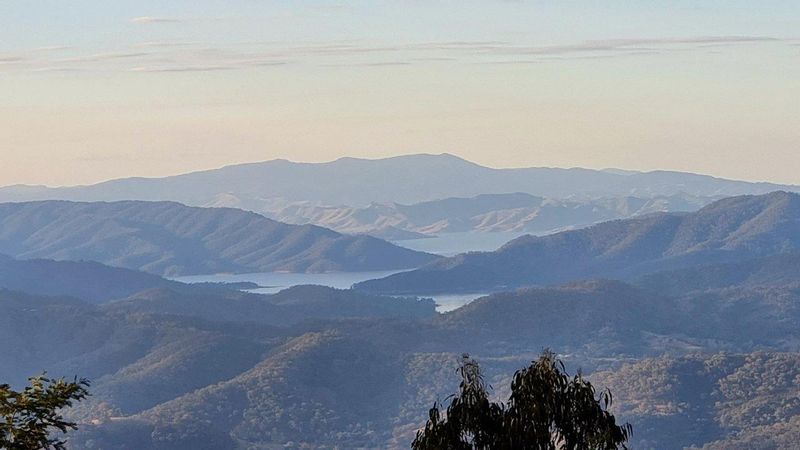 Melbourne Private Tour - Lake Eildon